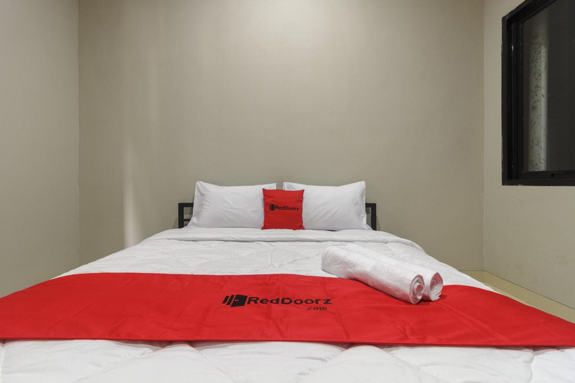 Reddoorz Near Puri Indah Mall Jakarta Exterior photo