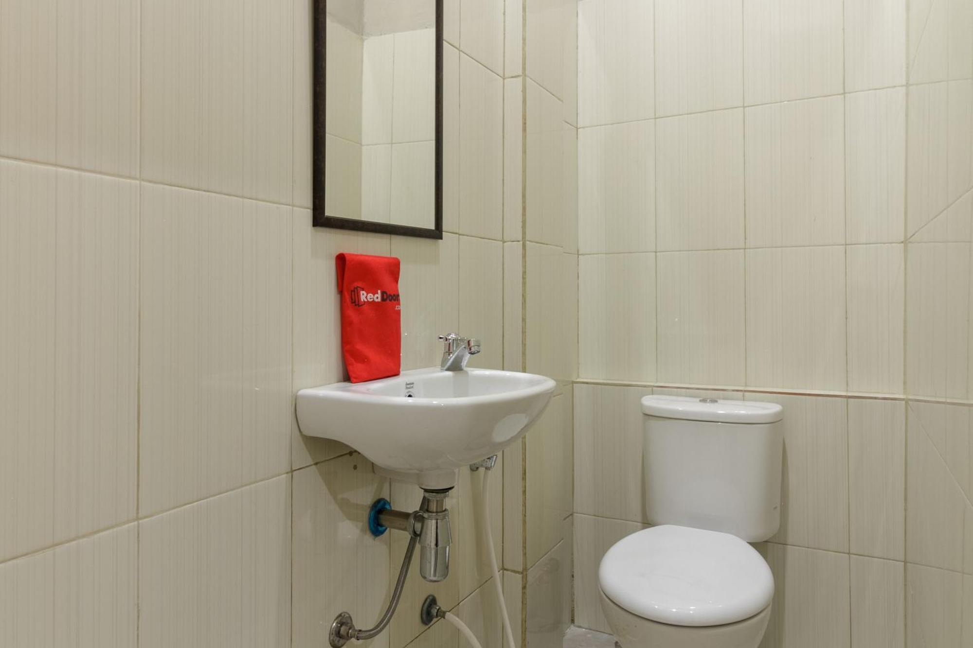 Reddoorz Near Puri Indah Mall Jakarta Exterior photo